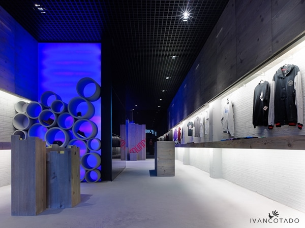 Interiorismo comercial en tienda de moda urbana Mundaka World (Santiago de Compostela, Galicia)