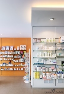 Iluminación Comercial. Farmacia en Betanzoa (A Coruña). Luz de halogenuros metálicos..