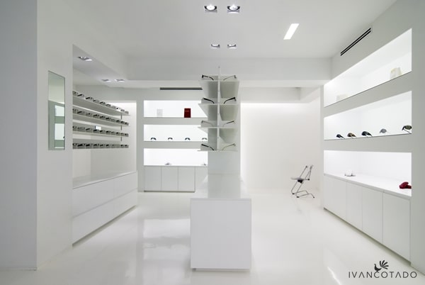 Iluminación Comercial. Óptica en Ponferrada, León. Proyecto de Ivan Cotado Diseño de Interiores