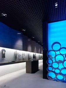 Interiorismo corporativo en Mundaka World, tienda de moda urbana en Santiago de Compostela.