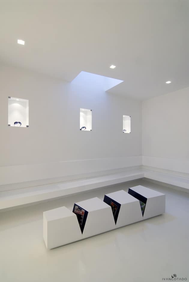 Mesa-Revistero. Multiplicando funciones. Óptica Tu Visión II, en Ponferrada, León.