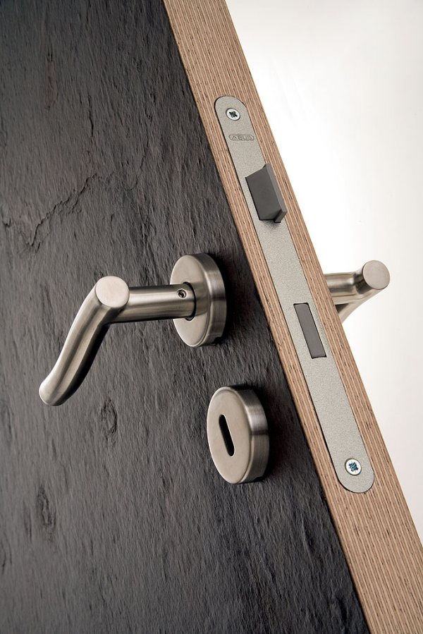 Nuevos materiales constructivos. Evolución y aplicaciones. Puerta "de piedra". Panel de Richter Furniertechnik.