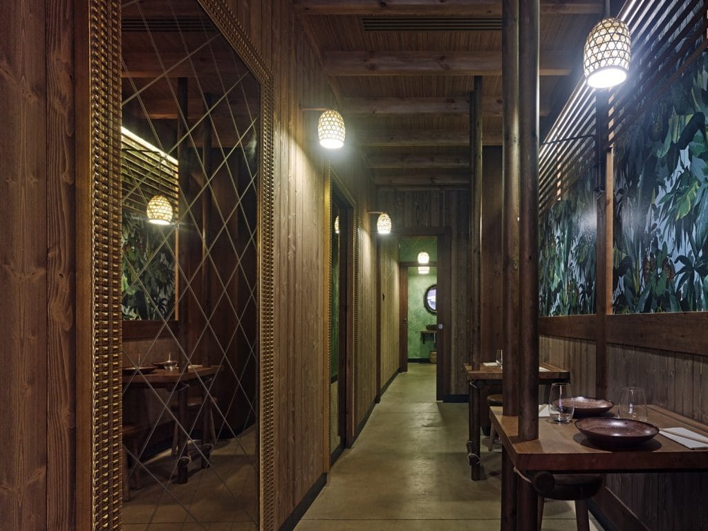 Mesas laterales en diseño de restaurante Koh Lanta en A Coruña (Galicia)