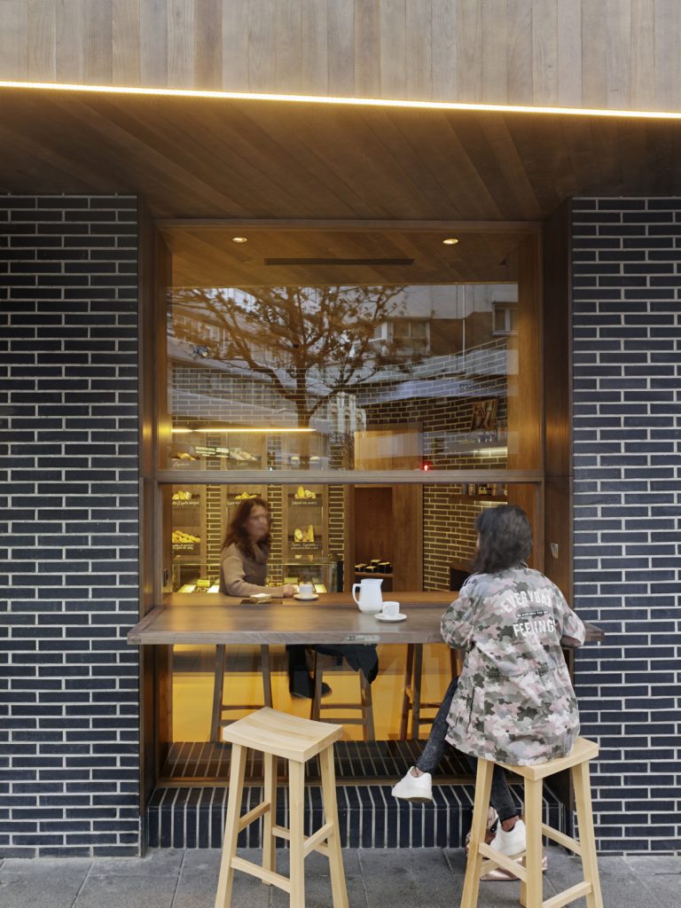 Clientes disfrutando en diseño interior de Panadería Carnoedo