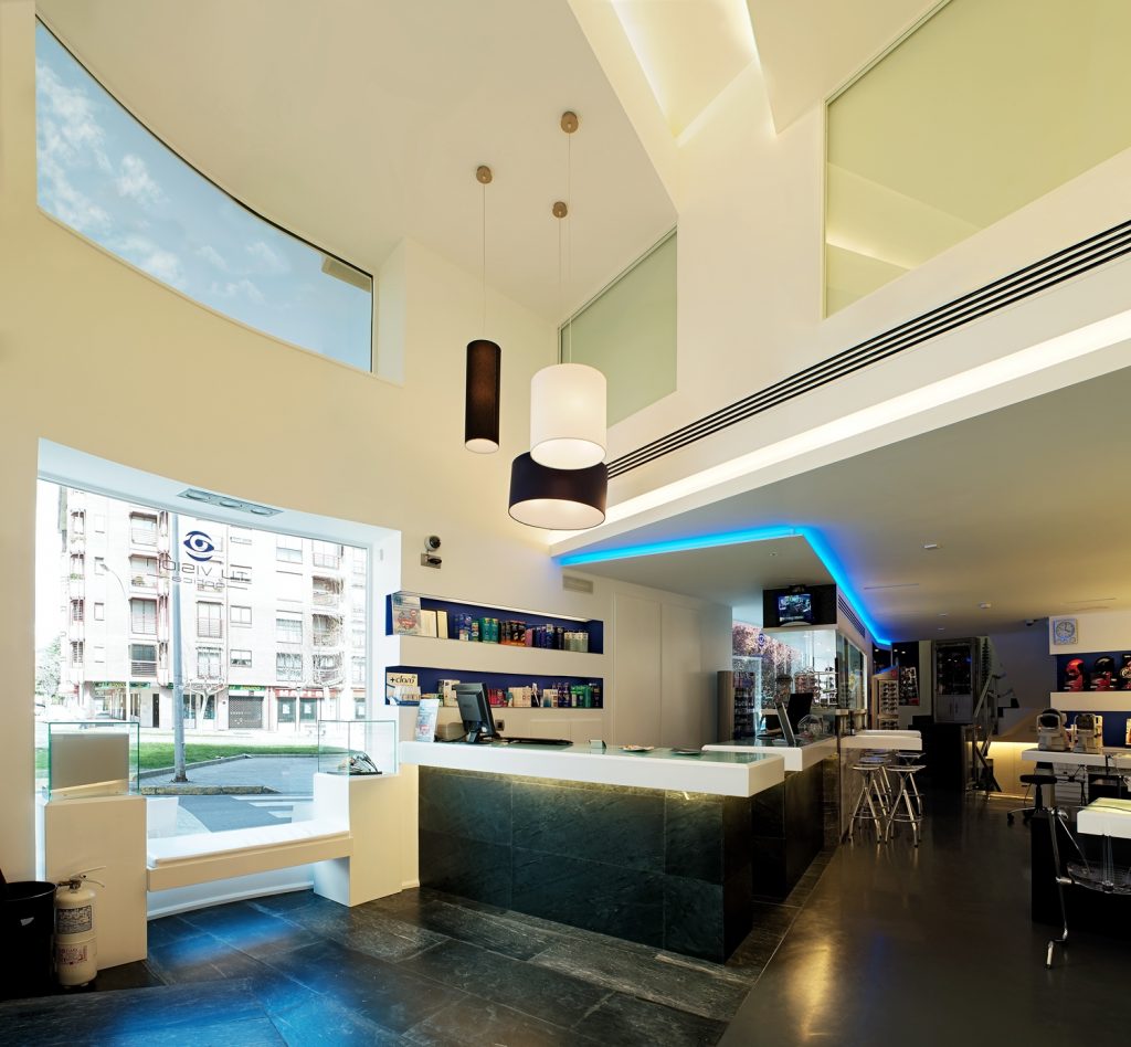 Entrada y mostrador de venta de óptica en Ponferrada