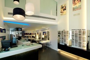 Entrada y mostrador de venta de óptica en Ponferrada