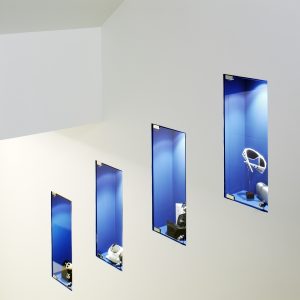 Expositores iluminados en escalera