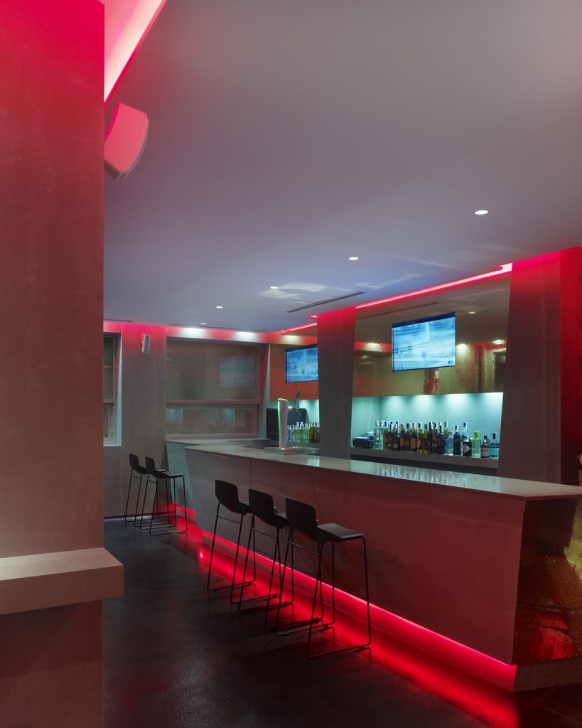 Barra y contrabarra en diseño de La Fragua de Vulcano Lounge & Bar