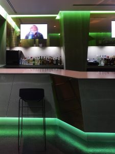Barra y contrabarra, iluminación LED en diseño de La Fragua de Vulcano Lounge & Bar