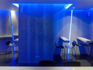 Mesas altas y detalles inclinados en diseño de La Fragua de Vulcano Lounge & Bar