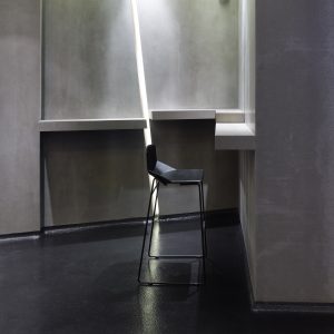 Mesado alto con detalles inclinados e iluminación en trasdosado. La Fragua de Vulcano Lounge & Bar