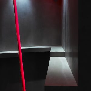 Detalles e iluminación en asientos corridos. La Fragua de Vulcano Lounge & Bar