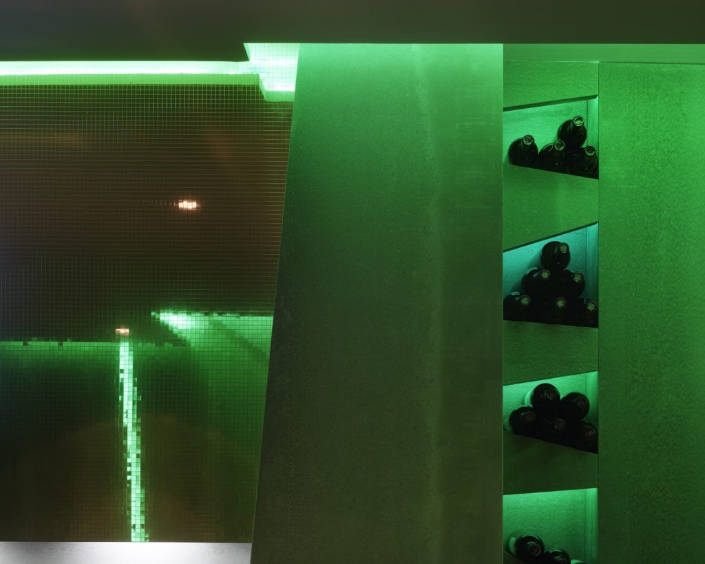 Botellero integrado con iluminación LED en La Fragua de Vulcano Lounge & Bar