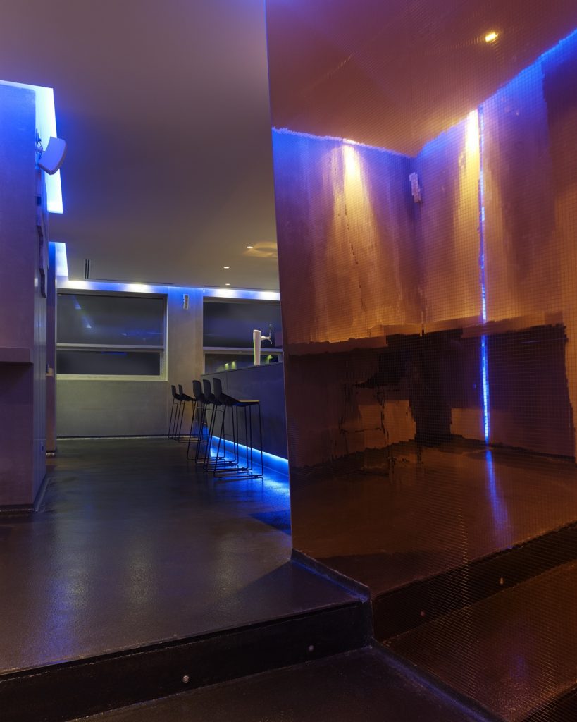 Detalle paramentos verticales inclinados en La Fragua de Vulcano Lounge & Bar