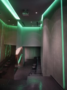 Vistas desde el anfiteatro. Proyector y paramento de proyección en La Fragua de Vulcano Lounge & Bar