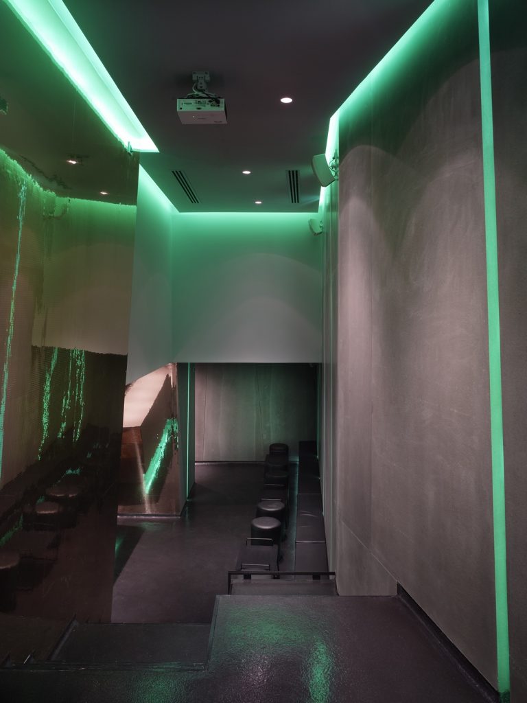 Vistas desde el anfiteatro. Proyector y paramento de proyección en La Fragua de Vulcano Lounge & Bar