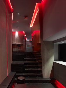 Escaleras y detalle inclinación de paramentos verticales en La Fragua de Vulcano Lounge & Bar