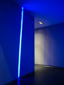 Detalles iluminación LED azul en La Fragua de Vulcano Lounge & Bar