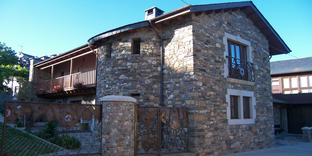 Fachada, torreón y balconada en casa unifamiliar