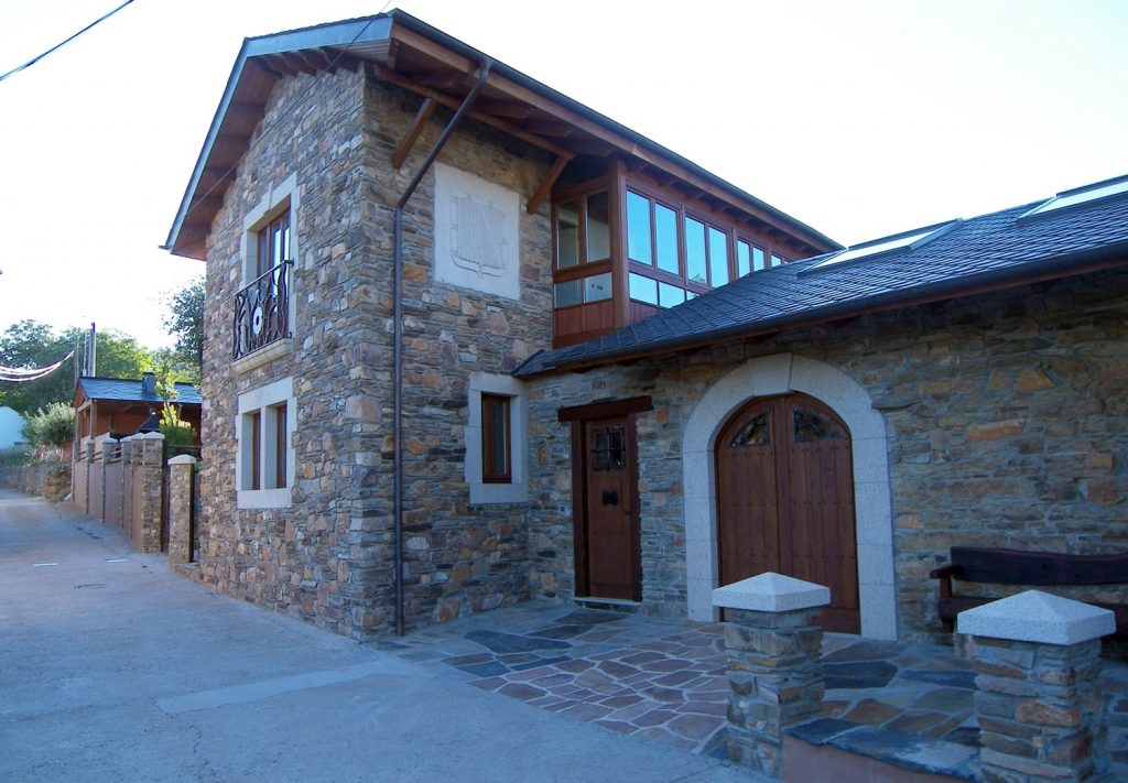 Fachada y galería en casa de piedra