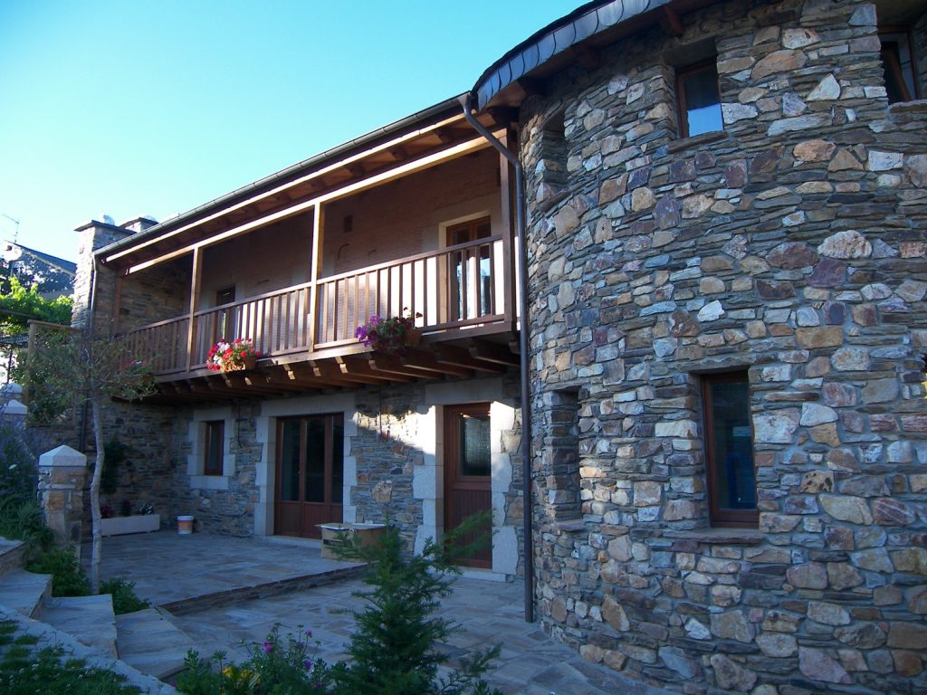 Balconada y torreón en casa de piedra