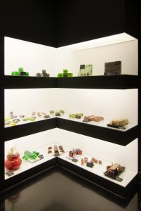 Exposición de jabones artesanales con llamativos colores y olores