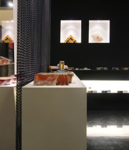 Exposición de jabones artesanales con llamativos colores y olores