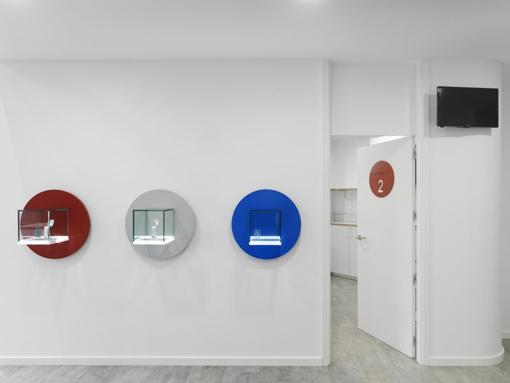 Expositores de audífonos con formas y colores corporativos