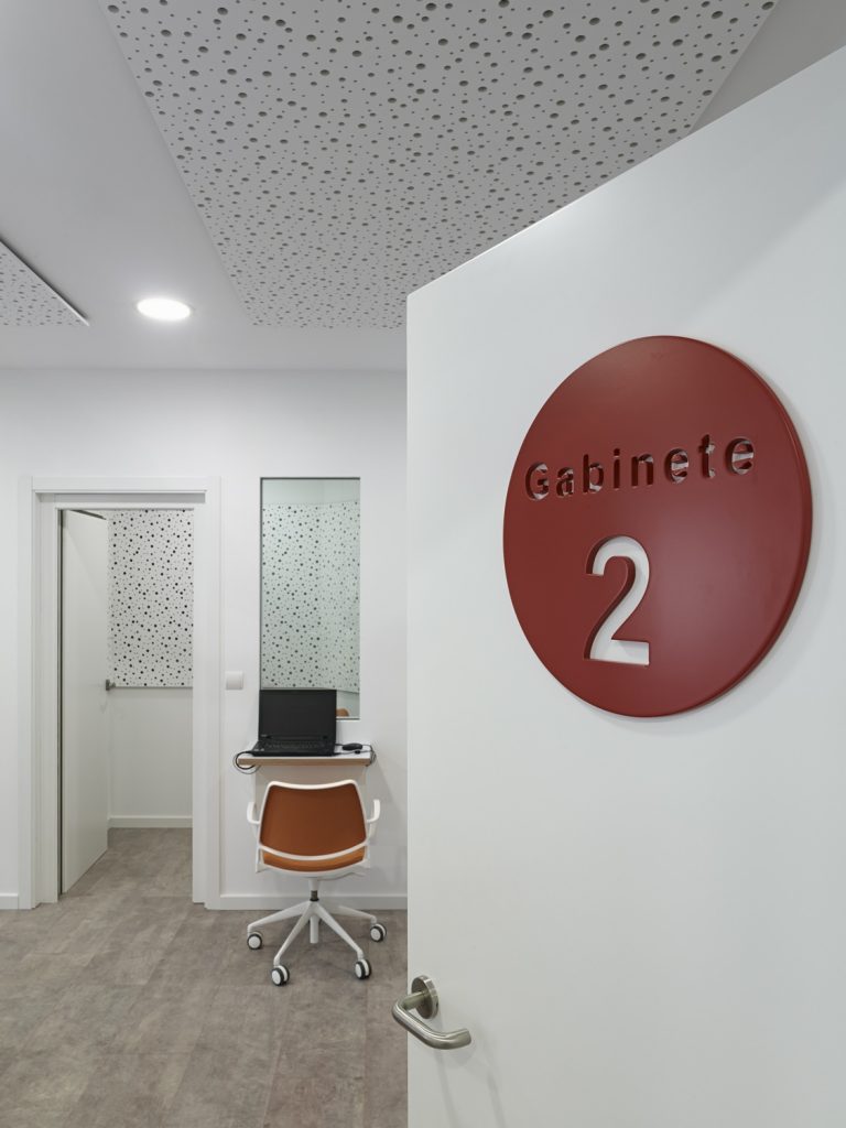 Gabinete de audición con equipamiento pautado en el manual de interiorismo