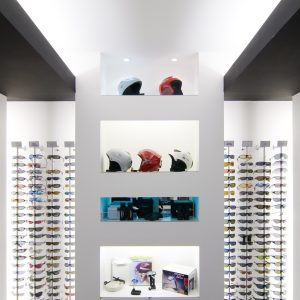 Diseño tienda de complementos en Ponferrada. Expositores de gafas