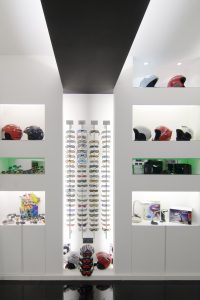 Diseño tienda de complementos en Ponferrada. Expositores de gafas