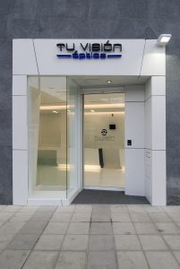 Fachada óptica Tu Visión. Puerta principal. Diseño de óptica en Ponferrada