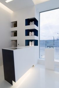 Diseño de óptica en Ponferrada. Mostrador de recepción