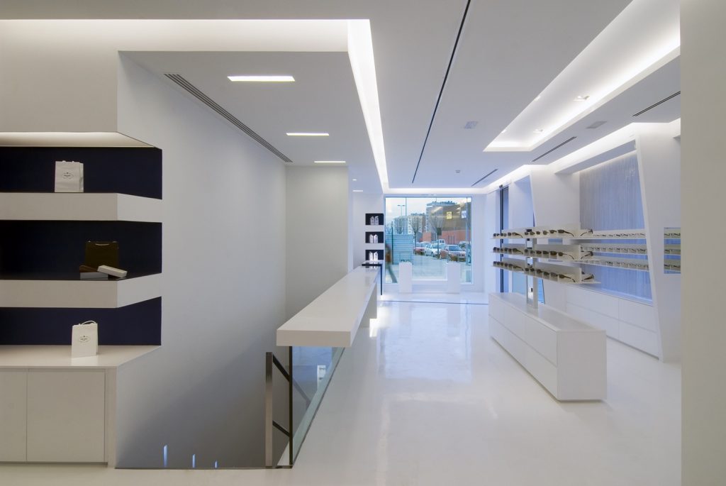 Diseño de óptica en Ponferrada. Planta baja, zona de exposición y escalera de bajada a planta inferior