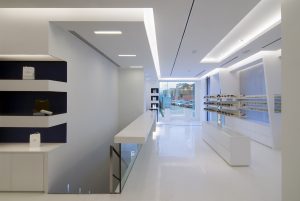 Diseño de óptica en Ponferrada. Planta baja, zona de exposición y escalera de bajada a planta inferior