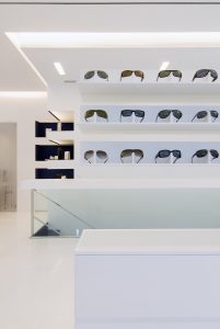 Diseño de óptica en Ponferrada. Detalle expositores horizontales 360º