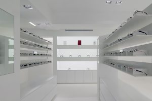 Expositores de gafas en formato horizontal con vista de producto de 360º. Diseño y fabricación propia