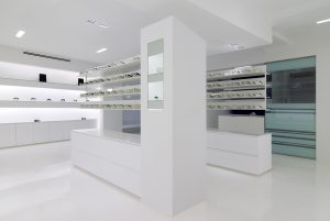 Expositores de gafas en formato horizontal con vista de producto de 360º. Diseño y fabricación propia