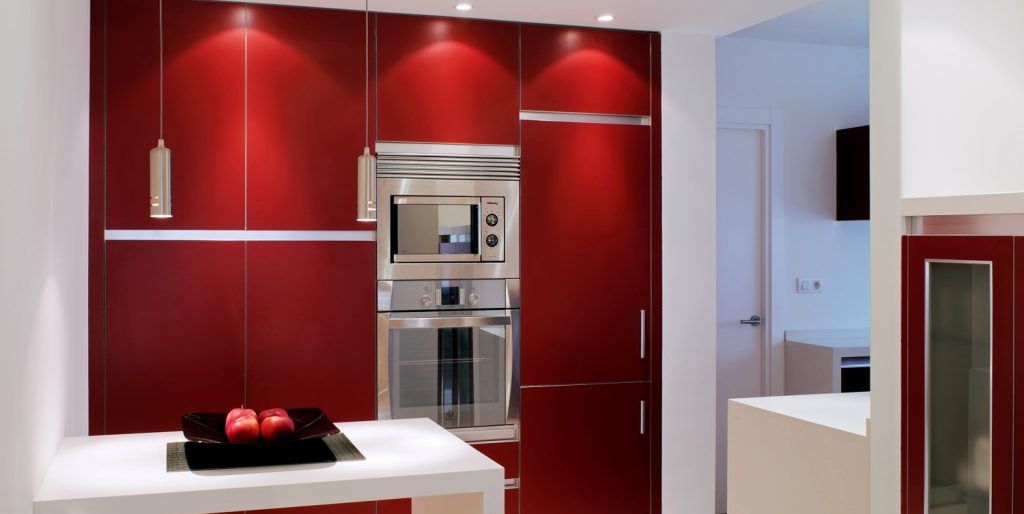 Diseño interior de piso en Galicia. Vista frontal de cocina