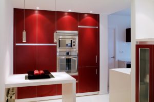 Diseño interior de piso en Galicia. Vista cocina con horno y microondas