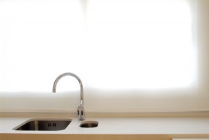 Diseño interior de piso en Galicia. Detalle fregadero encastrado