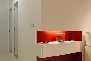 Diseño interior de piso en Galicia. Detalle decorativo y pasillo