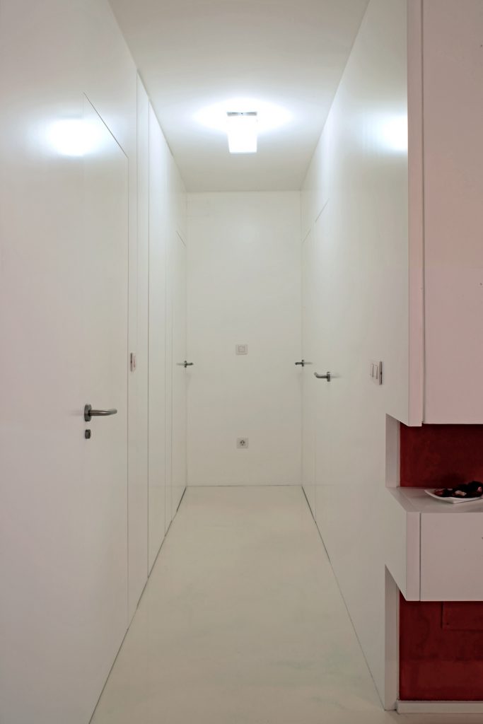 Diseño interior de piso en Galicia. Detalle puertas totalmente enrasadas con los paños verticales