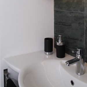 Diseño interior de piso en Galicia. Detalle lavabo en esquina