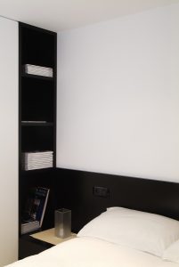 Diseño interior de piso en Galicia. Detalle librería integrada