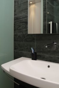 Diseño interior de piso en Galicia. Detalle lavabo