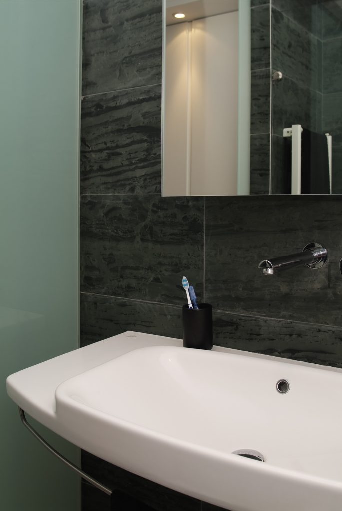 Diseño interior de piso en Galicia. Detalle lavabo