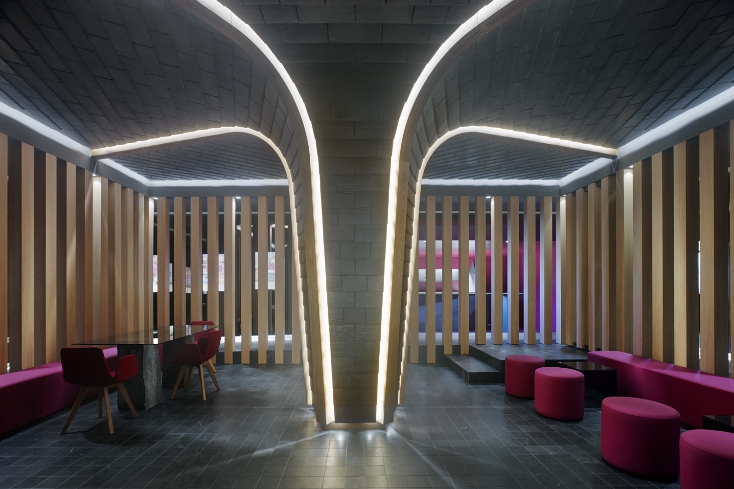 Árbol Cupa y pilares del claustro del Showroom experiencial de Cupa Pizarras en Galicia