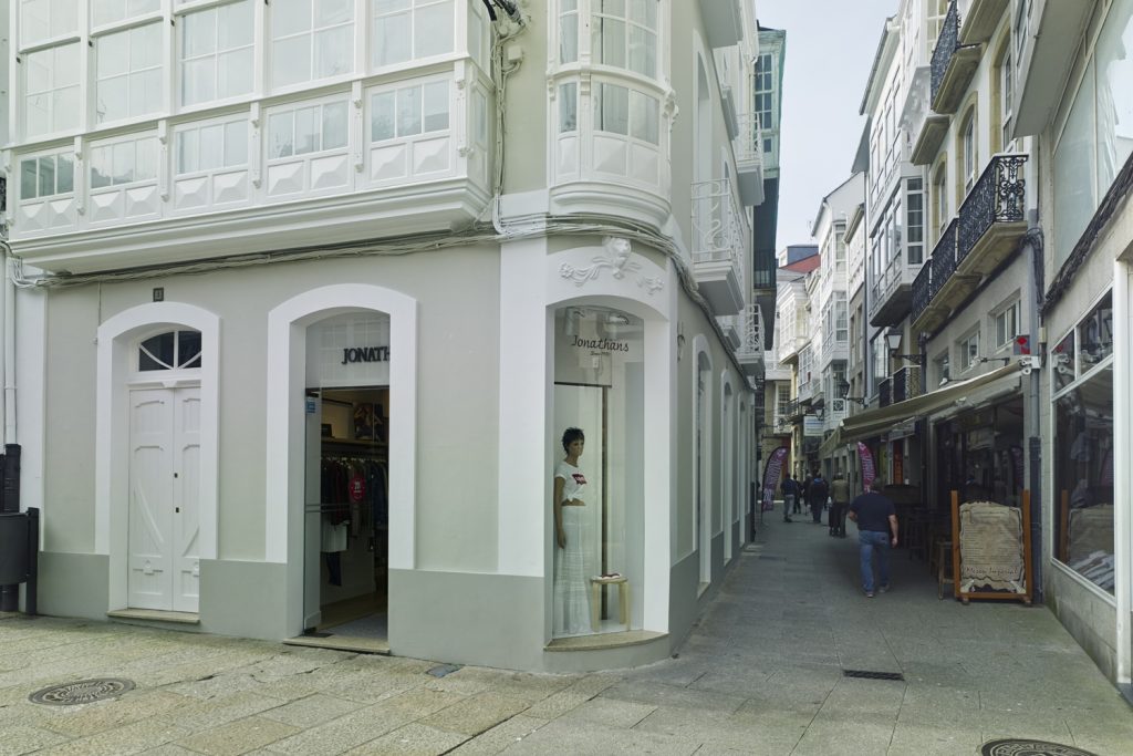 Fachada tienda en diseño interior de tienda de moda de mujer Jonathans