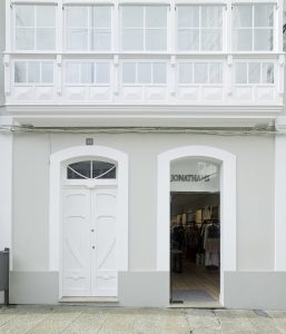 Entrada tienda en diseño interior de tienda de moda de mujer Jonathans